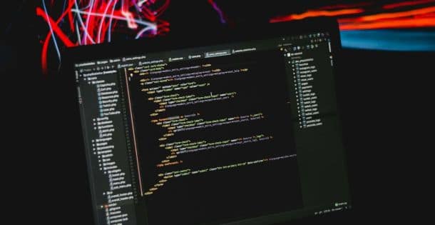 Servizio Sviluppo Siti Web - Codice HTML CSS su monitor sviluppo frontend web