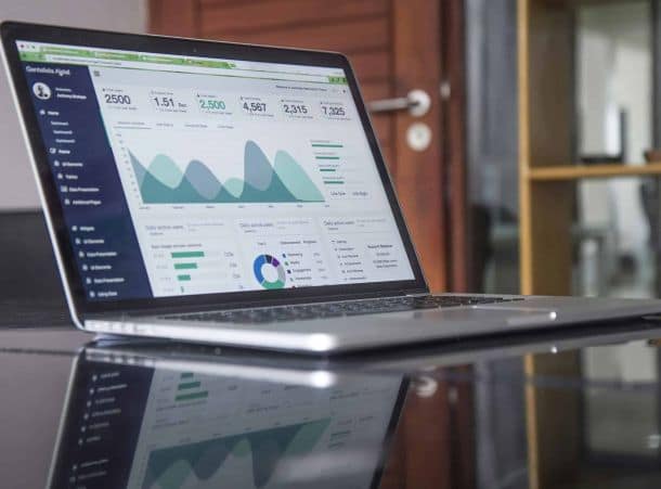 Servizi Sviluppo Web - Dashboard business analytics grafici laptop ufficio